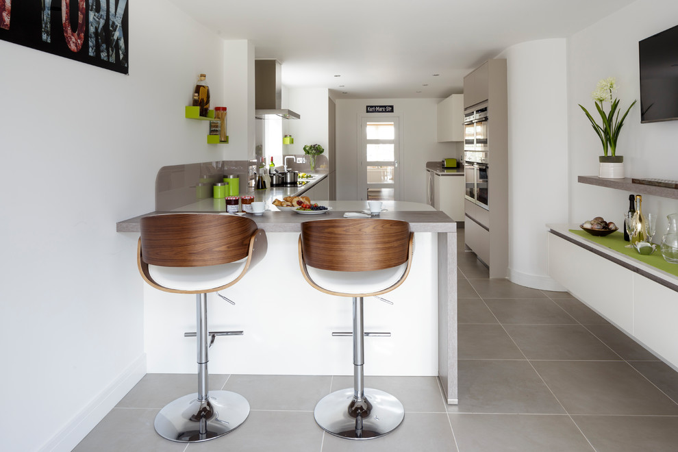 Idéer för ett modernt kök och matrum, med vita skåp och rostfria vitvaror