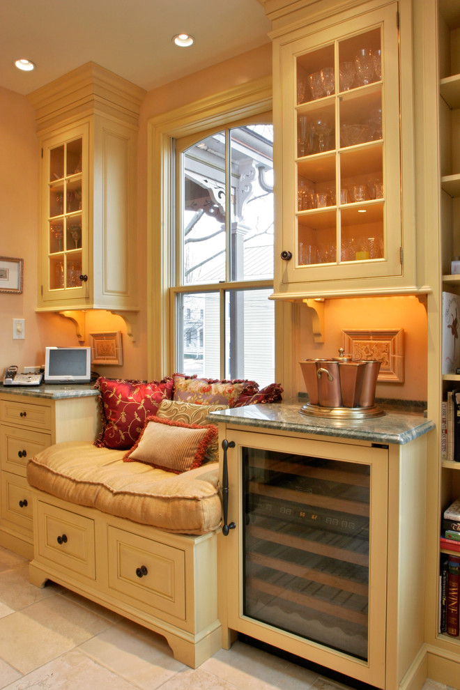 Idéer för att renovera ett mellanstort vintage linjärt kök och matrum, med en undermonterad diskho, luckor med upphöjd panel, beige skåp, marmorbänkskiva, flerfärgad stänkskydd, stänkskydd i glaskakel, rostfria vitvaror, klinkergolv i porslin och en köksö