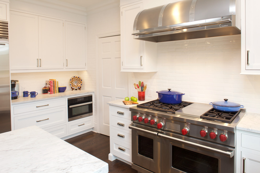 Idéer för att renovera ett stort vintage kök, med luckor med infälld panel, vita skåp, marmorbänkskiva, vitt stänkskydd och en köksö