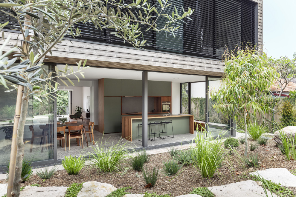 Einzeilige, Mittelgroße Moderne Wohnküche mit Unterbauwaschbecken, grünen Schränken, Arbeitsplatte aus Holz, Küchengeräten aus Edelstahl, Betonboden, Kücheninsel, grauem Boden und brauner Arbeitsplatte in Sydney