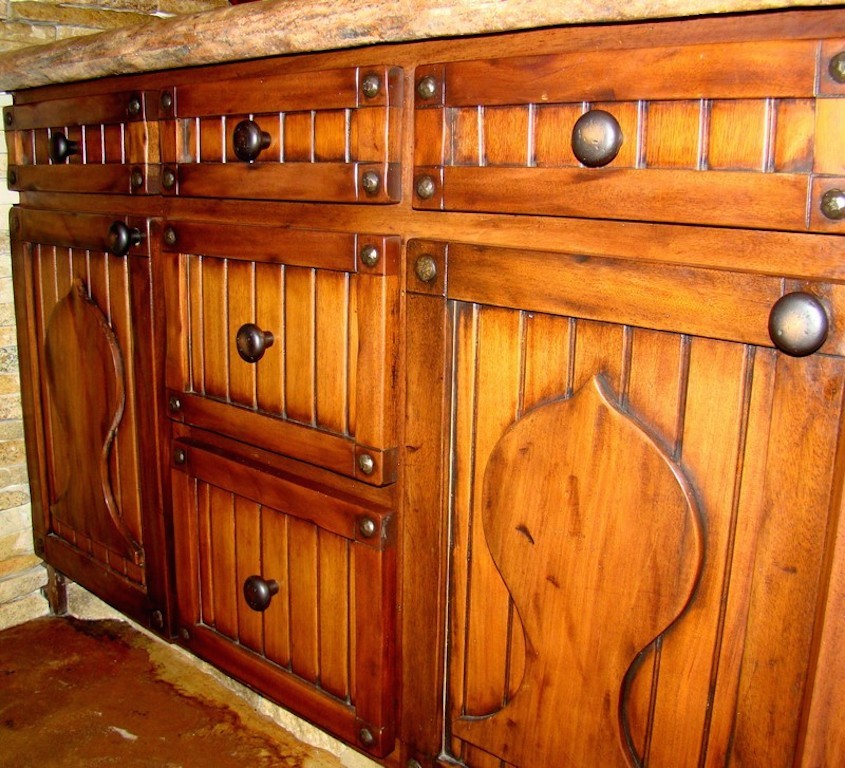 Inredning av ett eklektiskt mellanstort kök, med luckor med upphöjd panel, skåp i slitet trä, granitbänkskiva, beige stänkskydd och stänkskydd i stenkakel