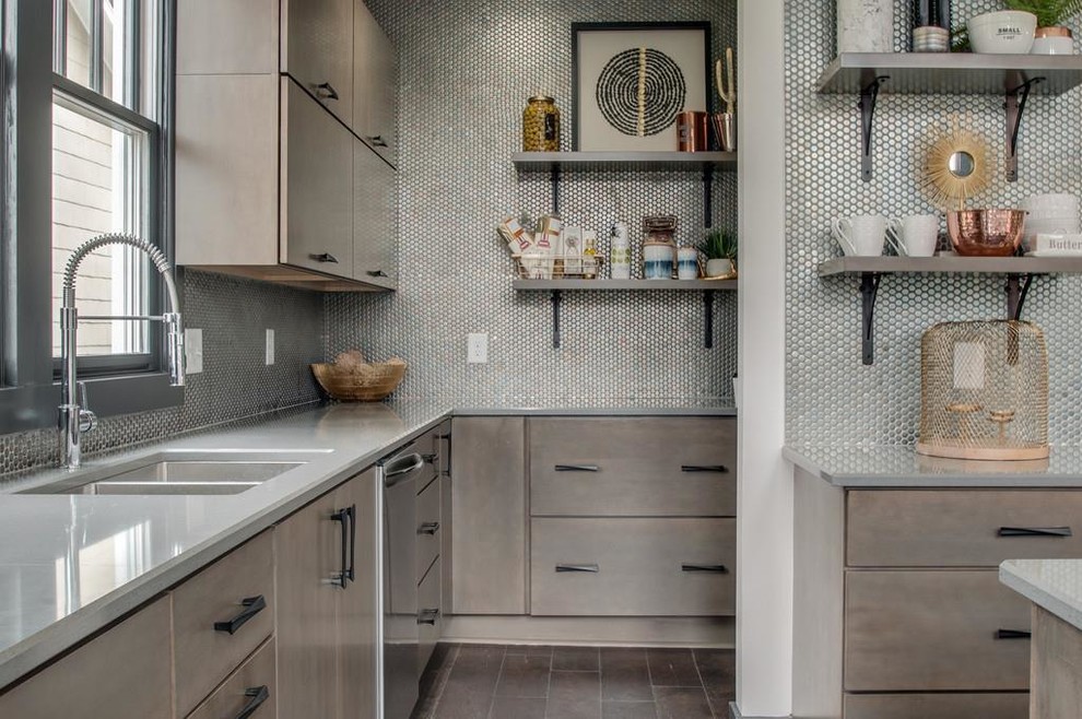 Inspiration för stora moderna grått kök, med en undermonterad diskho, släta luckor, grå skåp, bänkskiva i kvarts, stänkskydd med metallisk yta, rostfria vitvaror, klinkergolv i porslin, en köksö och brunt golv