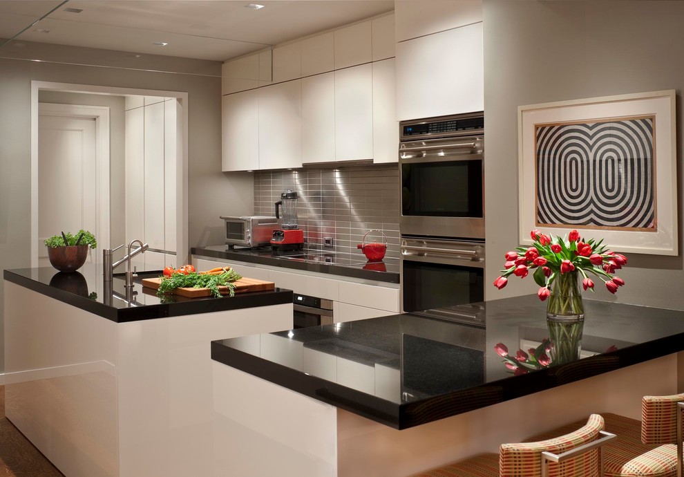 Example of a classic kitchen design in New York