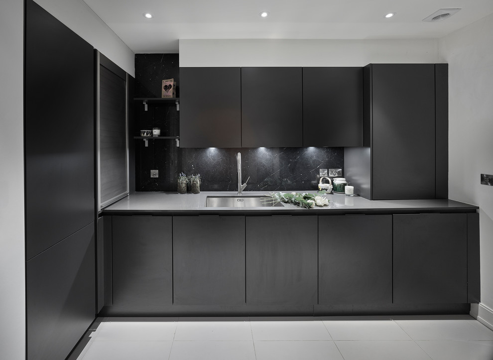 Große, Offene Moderne Küche in U-Form mit flächenbündigen Schrankfronten, weißen Schränken, Granit-Arbeitsplatte, Elektrogeräten mit Frontblende, dunklem Holzboden, Kücheninsel und schwarzem Boden in Sonstige
