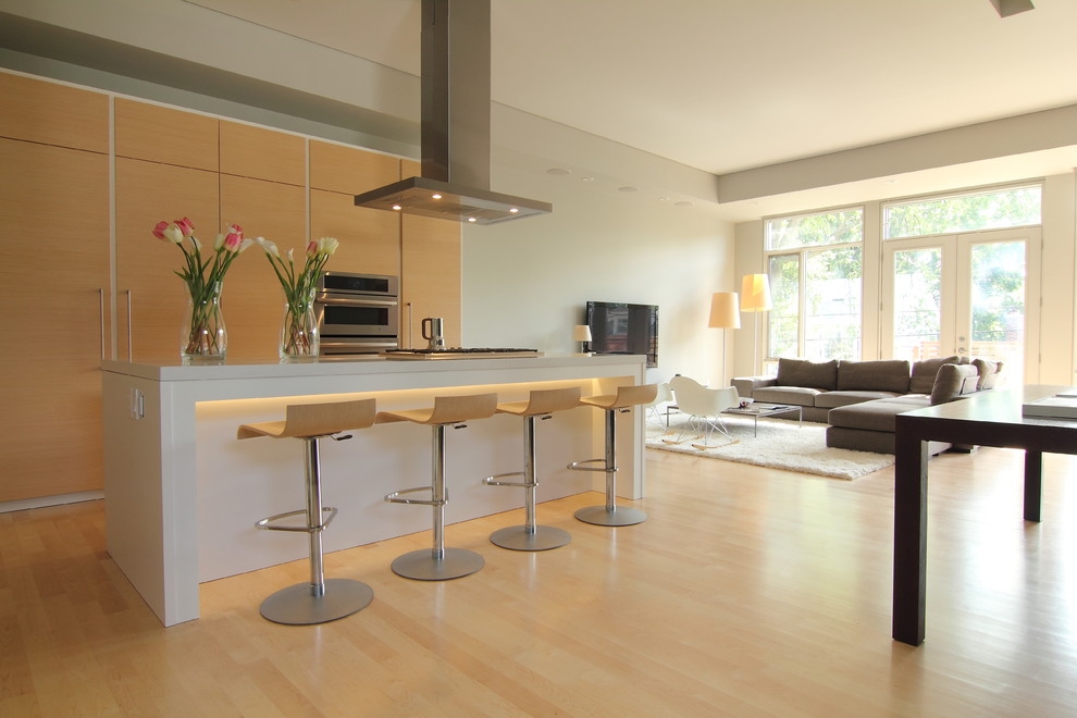 Идея дизайна: кухня-гостиная в стиле модернизм с столешницей из кварцевого агломерата, плоскими фасадами и светлыми деревянными фасадами