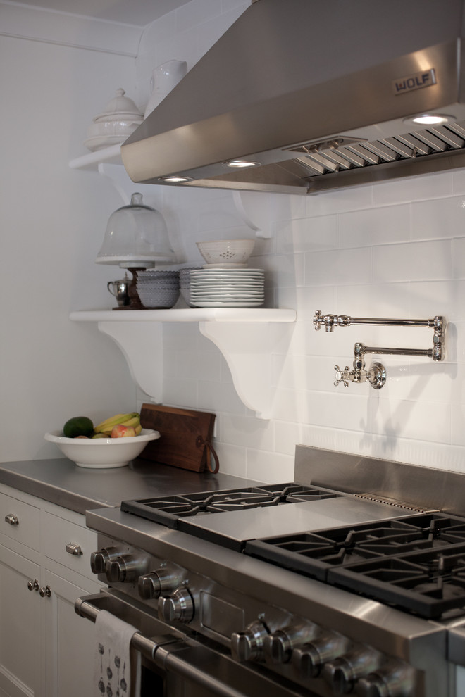 Esempio di un cucina con isola centrale contemporaneo con ante lisce, ante bianche, paraspruzzi bianco, elettrodomestici in acciaio inossidabile e parquet scuro