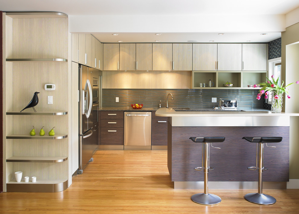 Ejemplo de cocina minimalista con electrodomésticos de acero inoxidable y barras de cocina