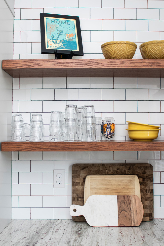 Idéer för ett stort modernt vit kök, med en rustik diskho, luckor med infälld panel, grå skåp, bänkskiva i kvartsit, vitt stänkskydd, stänkskydd i keramik, rostfria vitvaror, klinkergolv i keramik och grått golv