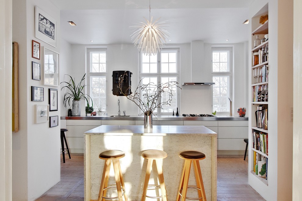 Große, Offene Moderne Küche mit Rückwand aus Marmor, braunem Holzboden, Kücheninsel und braunem Boden in Kopenhagen