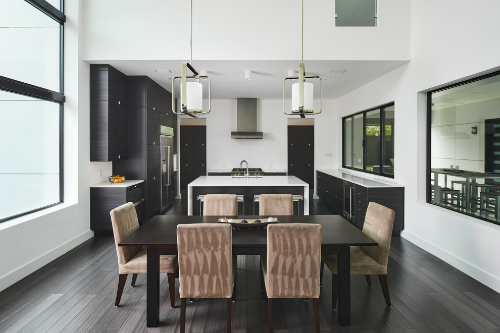 На фото: гостиная-столовая среднего размера в стиле модернизм с темным паркетным полом и коричневым полом с