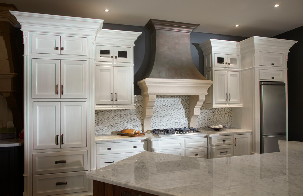 Exempel på ett avskilt, mellanstort modernt linjärt kök, med en undermonterad diskho, luckor med infälld panel, vita skåp, bänkskiva i kvarts, flerfärgad stänkskydd, stänkskydd i stickkakel, rostfria vitvaror och travertin golv