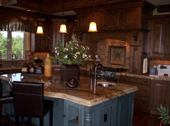 Cette photo montre une grande cuisine montagne en bois brun avec un évier encastré, un placard avec porte à panneau surélevé, un plan de travail en granite, un électroménager en acier inoxydable, un sol en bois brun et îlot.