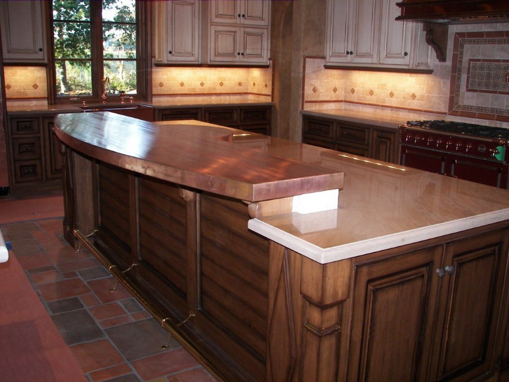 Пример оригинального дизайна: кухня среднего размера в стиле неоклассика (современная классика) с обеденным столом и столешницей из меди