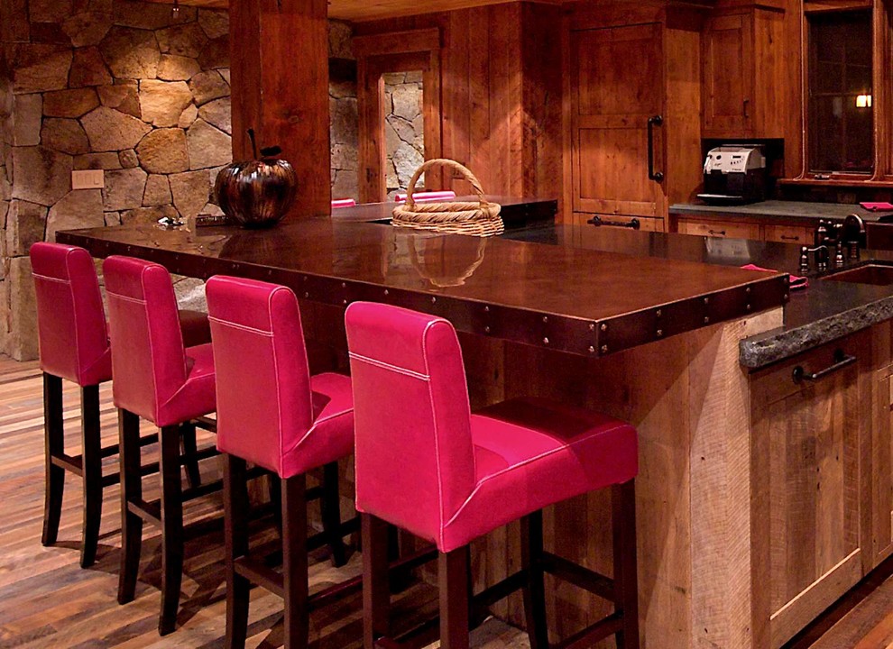 Foto på ett mellanstort amerikanskt kök, med en nedsänkt diskho, luckor med infälld panel, skåp i mellenmörkt trä, bänkskiva i akrylsten, svart stänkskydd, stänkskydd i sten, mellanmörkt trägolv och en köksö