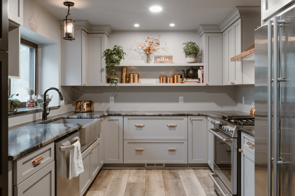 Example of a mid-sized farmhouse u-shaped vinyl floor and brown floor eat-in kitchen design in Detroit with a farmhouse sink, shaker cabinets, gray cabinets, granite countertops, stainless steel appliances, no island and multicolored countertops