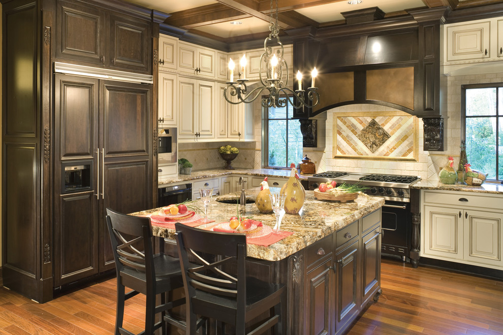Diseño de cocina clásica con armarios con paneles con relieve, puertas de armario de madera en tonos medios y electrodomésticos con paneles