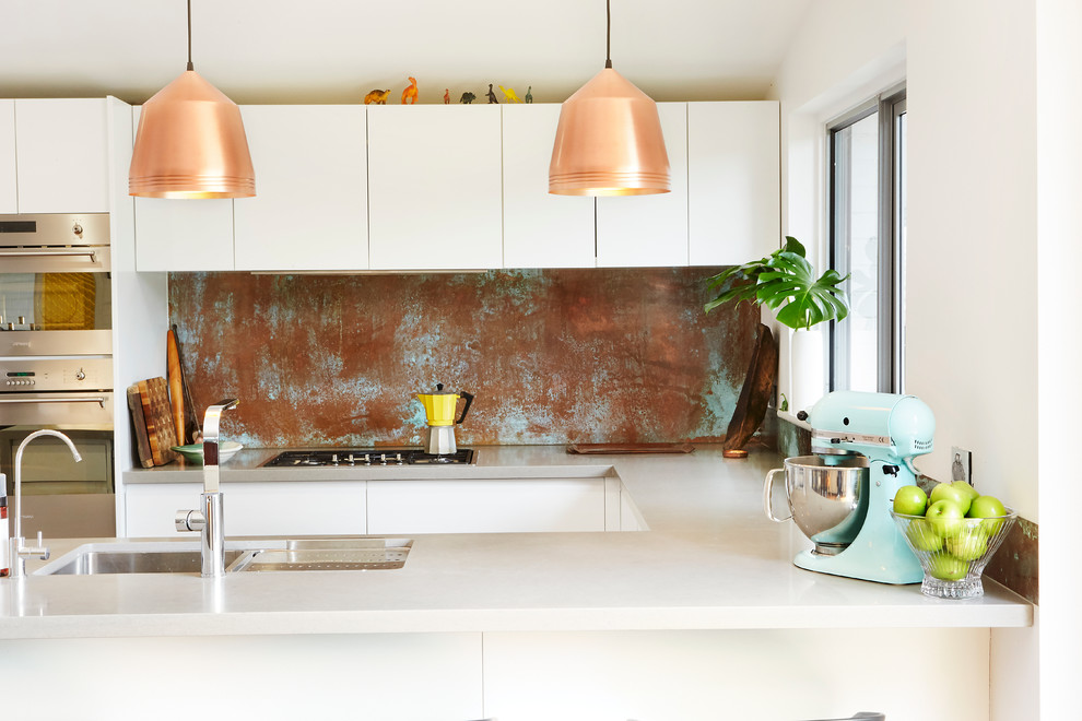 Foto di una grande cucina minimal con lavello a doppia vasca, ante bianche, elettrodomestici in acciaio inossidabile e parquet scuro