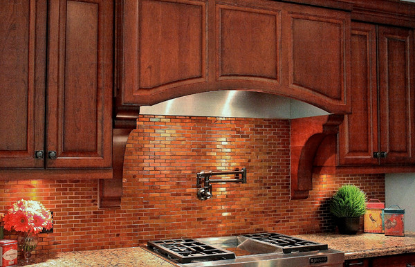 This is an example of a traditional kitchen in Toronto.