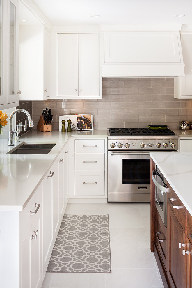 Idee per una cucina tradizionale con lavello sottopiano, ante in stile shaker, ante bianche, paraspruzzi grigio e elettrodomestici in acciaio inossidabile
