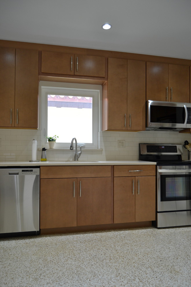 Immagine di una cucina minimalista con lavello a doppia vasca, ante lisce, ante in legno scuro, paraspruzzi bianco e paraspruzzi con piastrelle diamantate