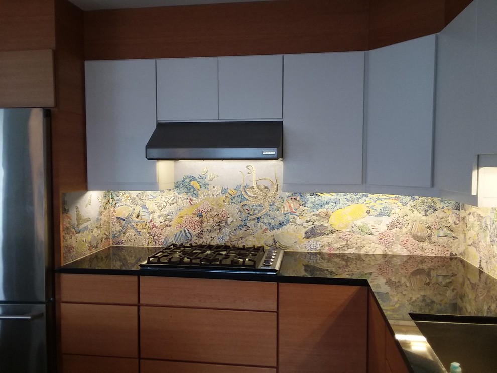 Inspiration för ett maritimt kök, med flerfärgad stänkskydd och stänkskydd i mosaik