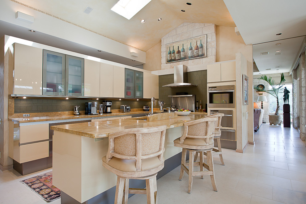 オースティンにあるコンテンポラリースタイルのおしゃれなキッチン (シルバーの調理設備、ベージュの床) の写真