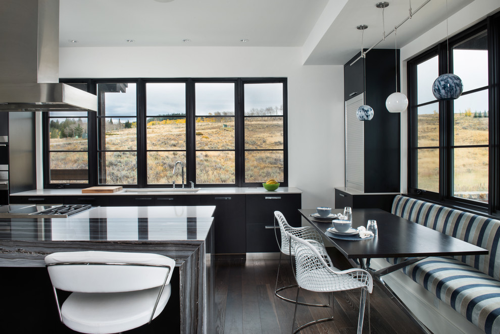 Moderne Wohnküche mit Unterbauwaschbecken, flächenbündigen Schrankfronten, schwarzen Schränken, Marmor-Arbeitsplatte, dunklem Holzboden und Kücheninsel in Denver