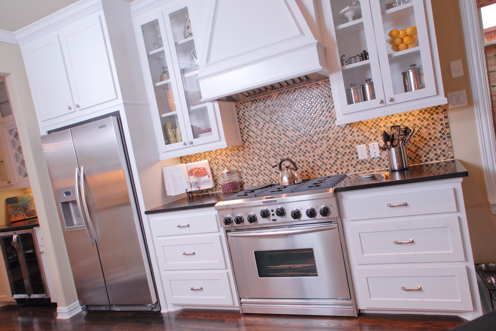 Esempio di una cucina abitabile classica con ante in stile shaker, ante bianche, top in granito, paraspruzzi multicolore, paraspruzzi con piastrelle a mosaico e elettrodomestici in acciaio inossidabile