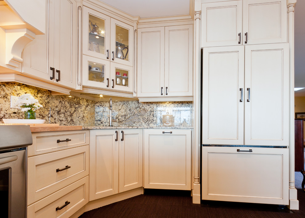 Bild på ett mellanstort vintage beige beige kök, med vita skåp, granitbänkskiva, stänkskydd i sten, rostfria vitvaror, en undermonterad diskho, luckor med infälld panel, beige stänkskydd, heltäckningsmatta, en köksö och brunt golv