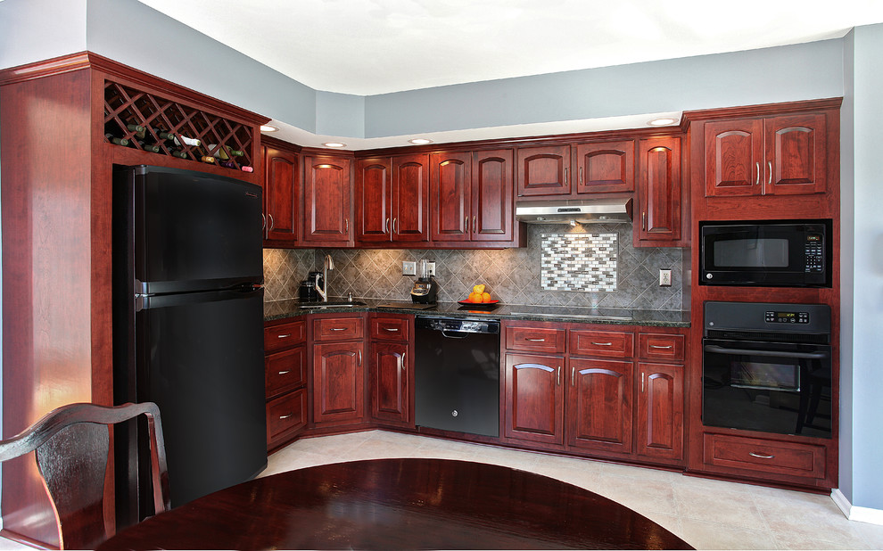 Esempio di una cucina minimalista di medie dimensioni con lavello a vasca singola, ante con bugna sagomata, ante rosse, top in granito, paraspruzzi grigio, paraspruzzi con piastrelle in ceramica, elettrodomestici neri e pavimento con piastrelle in ceramica