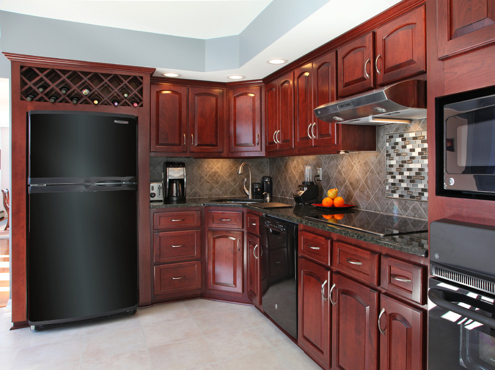 Idéer för ett mellanstort retro kök, med en enkel diskho, luckor med upphöjd panel, röda skåp, granitbänkskiva, grått stänkskydd, stänkskydd i keramik, svarta vitvaror och klinkergolv i keramik