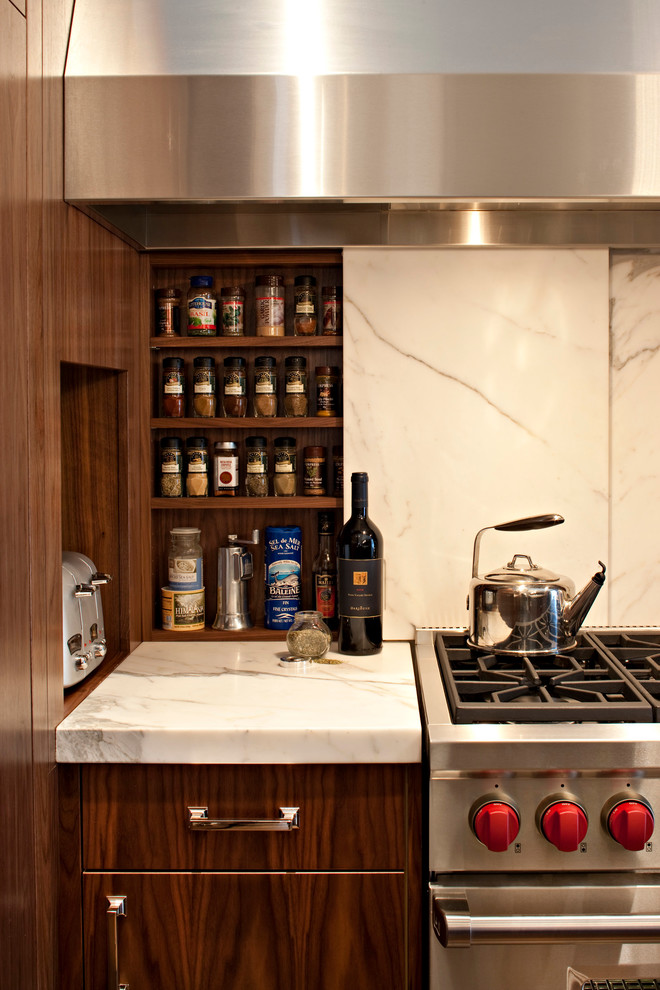 Foto på ett mellanstort funkis kök, med en undermonterad diskho, släta luckor, skåp i mörkt trä, marmorbänkskiva, vitt stänkskydd, stänkskydd i sten, integrerade vitvaror, mörkt trägolv och en köksö