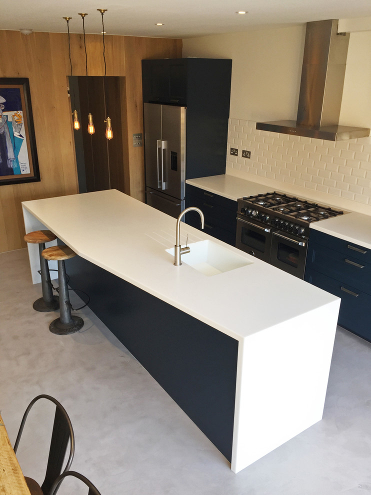 Corian clad kitchen island Contemporary Kitchen London by