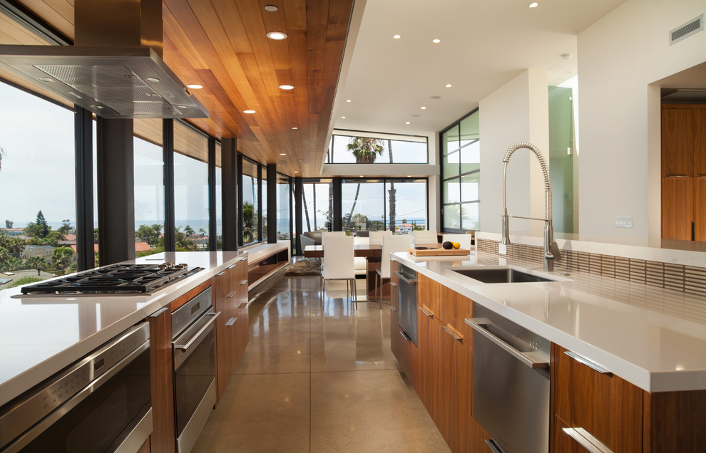 Idéer för ett stort modernt linjärt kök med öppen planlösning, med en undermonterad diskho, släta luckor, skåp i mellenmörkt trä, bänkskiva i kvarts, rostfria vitvaror, linoleumgolv, en köksö och grått golv