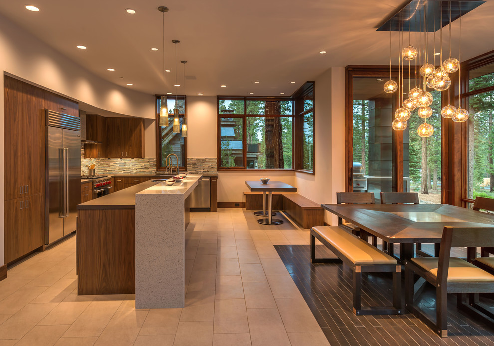 Moderne Wohnküche in L-Form mit flächenbündigen Schrankfronten, dunklen Holzschränken, Küchengeräten aus Edelstahl, Kücheninsel und Porzellan-Bodenfliesen in Sacramento