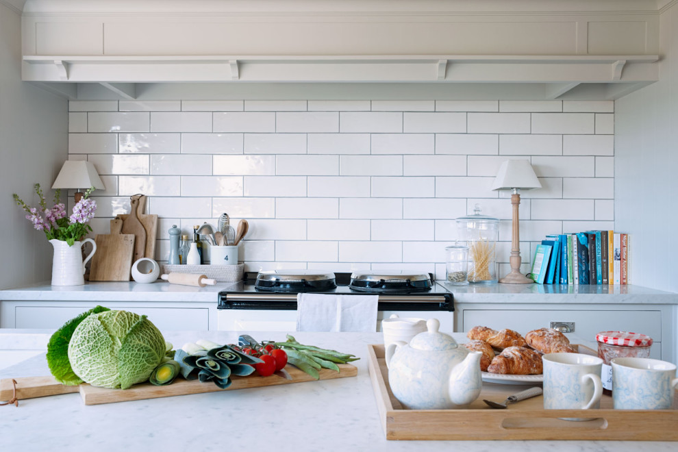 Foto di una cucina stile marinaro chiusa con ante grigie, top in marmo, paraspruzzi bianco, paraspruzzi con piastrelle in ceramica, elettrodomestici bianchi e top grigio