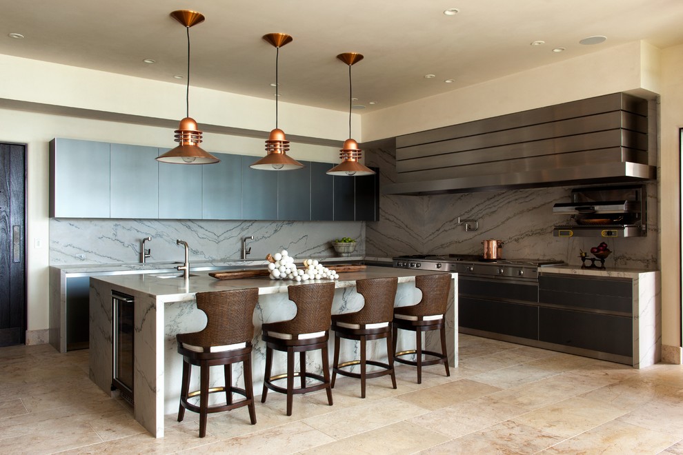 Moderne Küche in L-Form mit Kalkstein, flächenbündigen Schrankfronten, schwarzen Schränken, Küchenrückwand in Grau, Rückwand aus Stein und Kücheninsel in Orange County