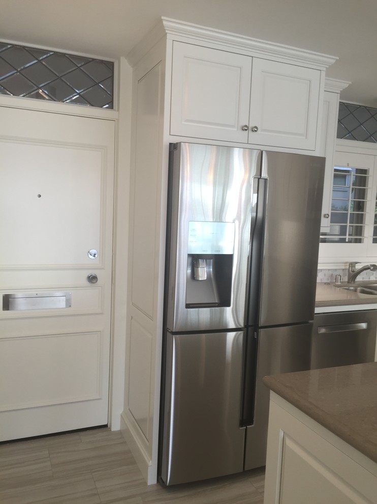 Example of a mid-sized beach style kitchen design in Los Angeles