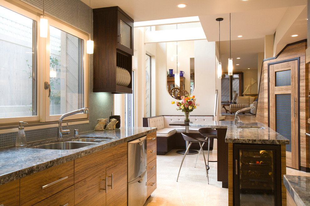 Exempel på ett mellanstort modernt kök, med släta luckor, skåp i mellenmörkt trä, granitbänkskiva, blått stänkskydd, stänkskydd i mosaik, rostfria vitvaror, klinkergolv i keramik, en köksö, en dubbel diskho och beiget golv