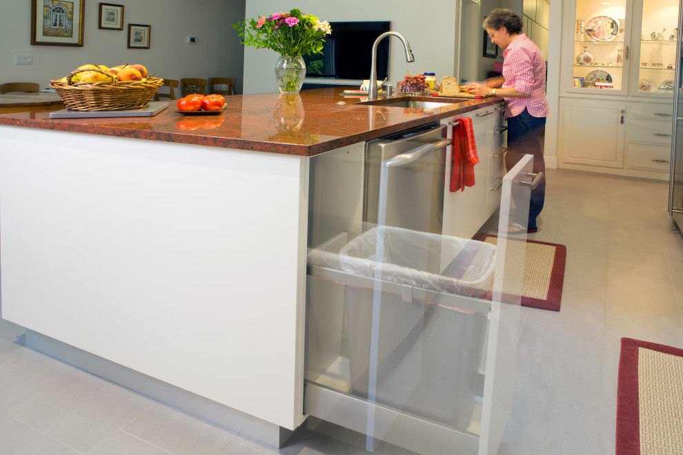 Offene, Mittelgroße Moderne Küche in L-Form mit flächenbündigen Schrankfronten, weißen Schränken, Granit-Arbeitsplatte, Kücheninsel und roter Arbeitsplatte in Orlando
