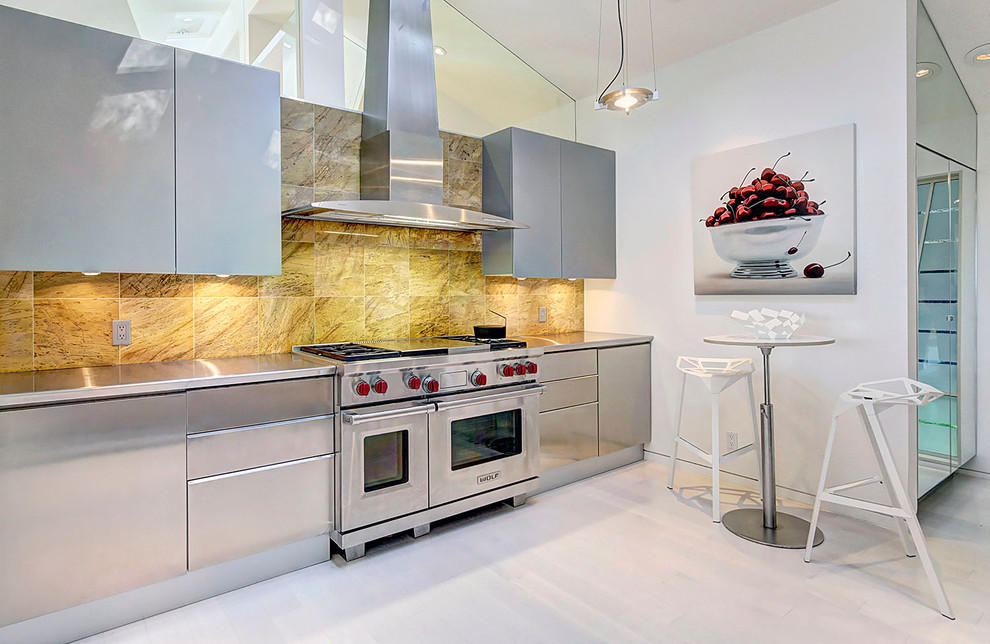 Modern inredning av ett linjärt kök och matrum, med släta luckor, grå skåp, bänkskiva i rostfritt stål, brunt stänkskydd och rostfria vitvaror