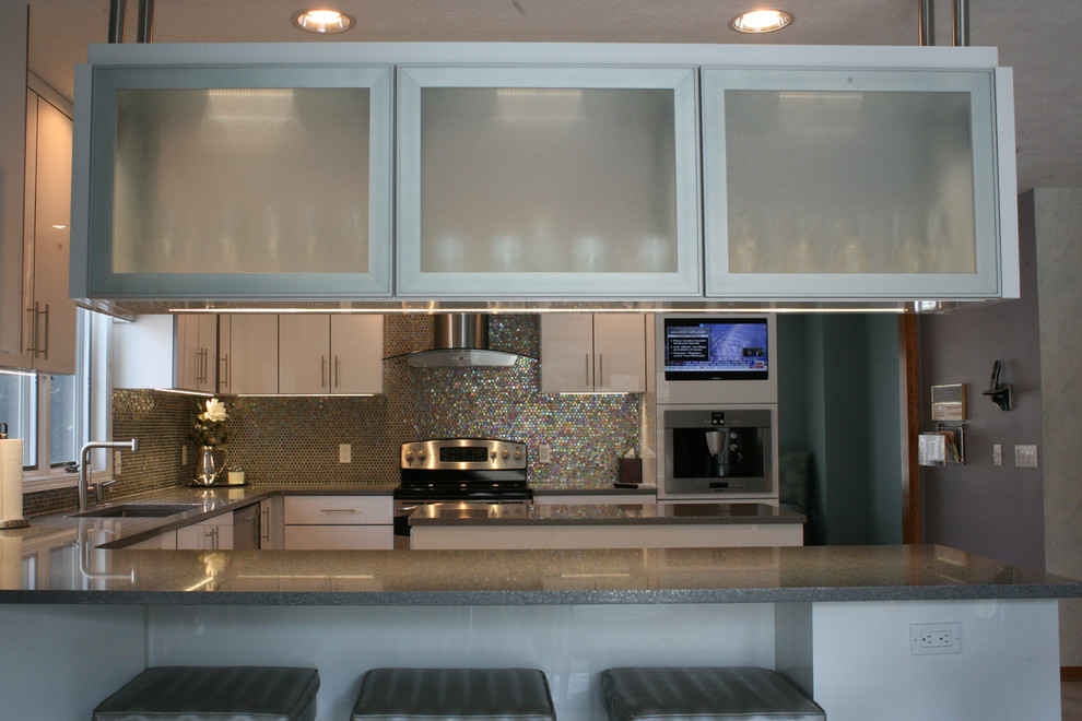 Bild på ett funkis kök, med släta luckor, vita skåp, stänkskydd i mosaik och en köksö