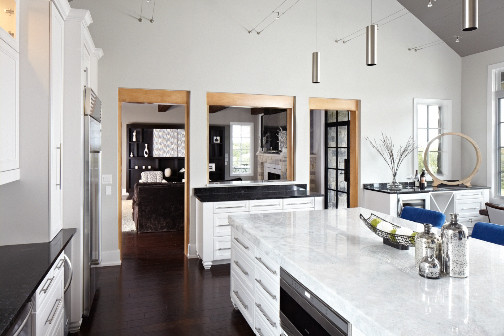 Mittelgroße Moderne Wohnküche in L-Form mit Landhausspüle, weißen Schränken, Küchenrückwand in Blau, Küchengeräten aus Edelstahl, dunklem Holzboden und Kücheninsel in Austin