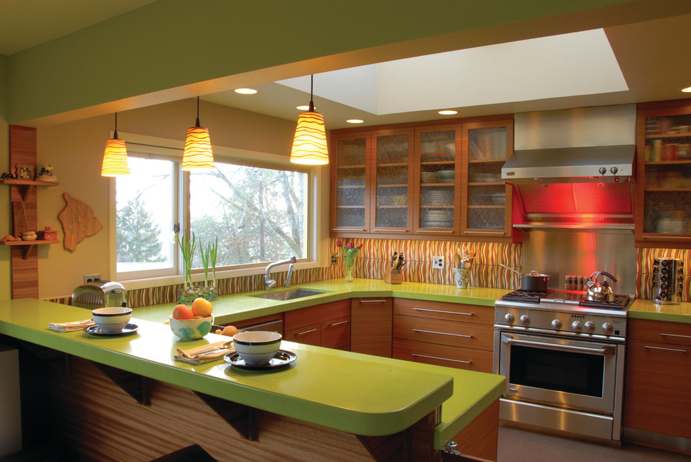 Modern inredning av ett grön grönt kök, med rostfria vitvaror