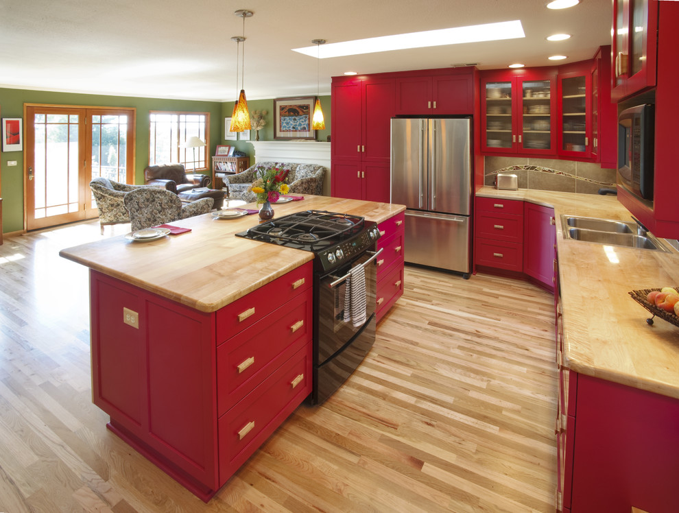 Aménagement d'une cuisine classique avec des portes de placard rouges.