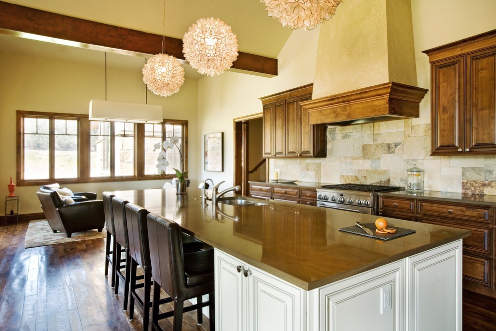 Пример оригинального дизайна: параллельная кухня-гостиная в современном стиле с фасадами с выступающей филенкой, фасадами цвета дерева среднего тона, разноцветным фартуком, фартуком из плитки мозаики и техникой из нержавеющей стали