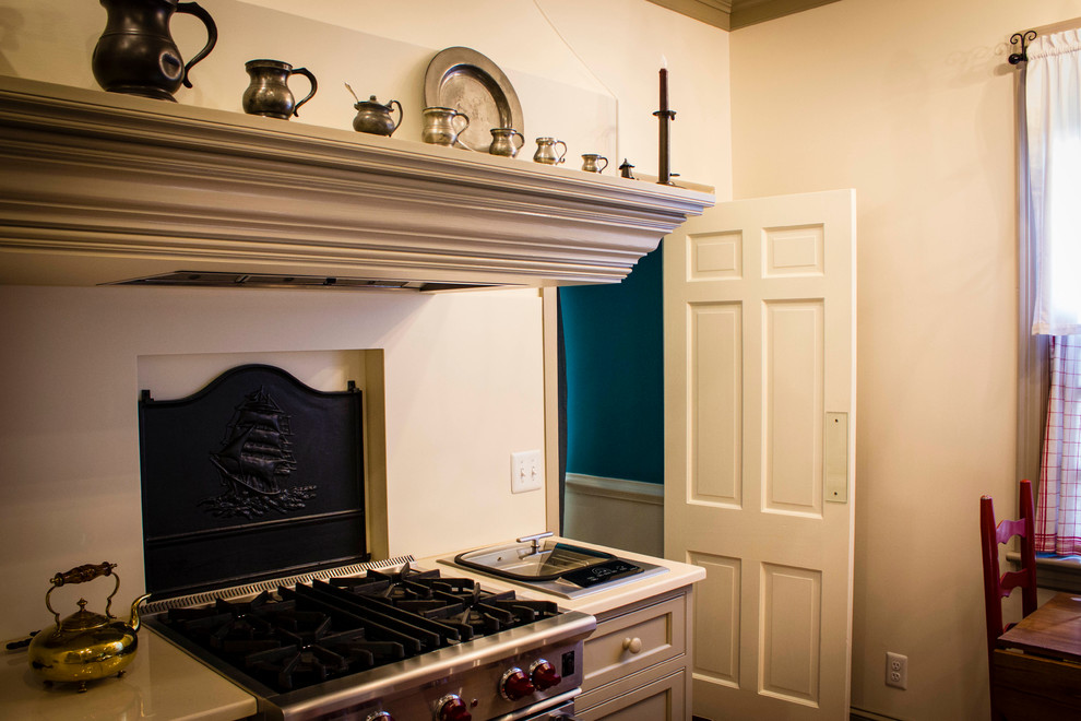Coservative Kitchen with Colonial Inspiration Traditional Kitchen