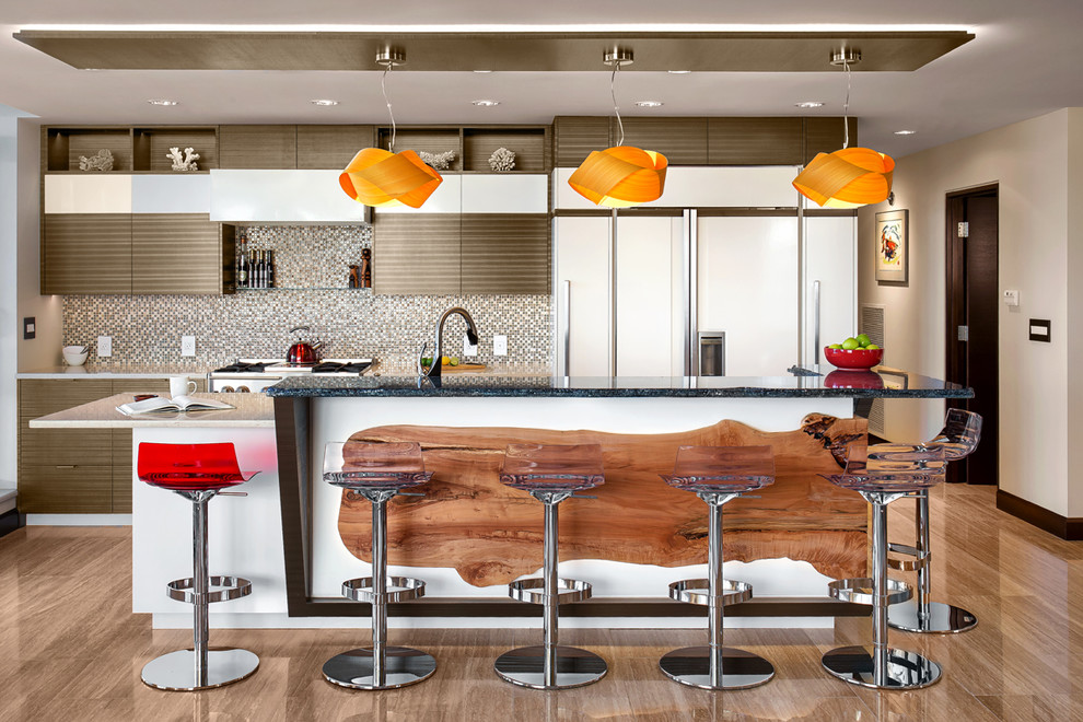 Ejemplo de cocina contemporánea con salpicadero multicolor, salpicadero con mosaicos de azulejos, electrodomésticos con paneles, una isla y barras de cocina