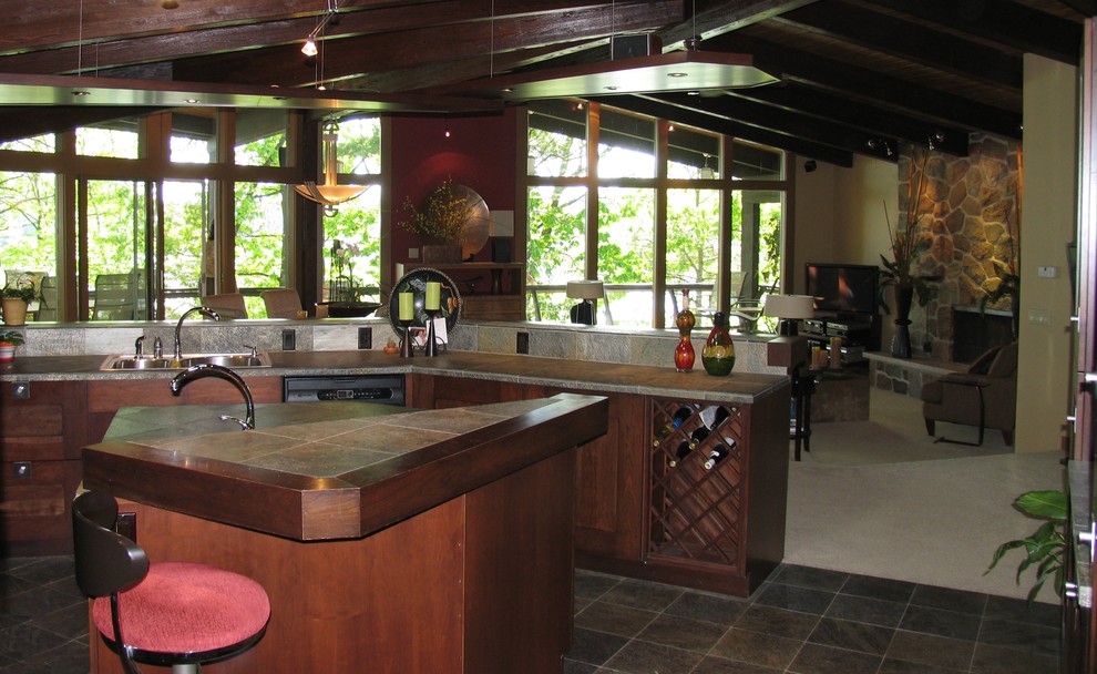 Exempel på ett modernt kök, med luckor med infälld panel, skåp i mörkt trä, grått stänkskydd, rostfria vitvaror och skiffergolv
