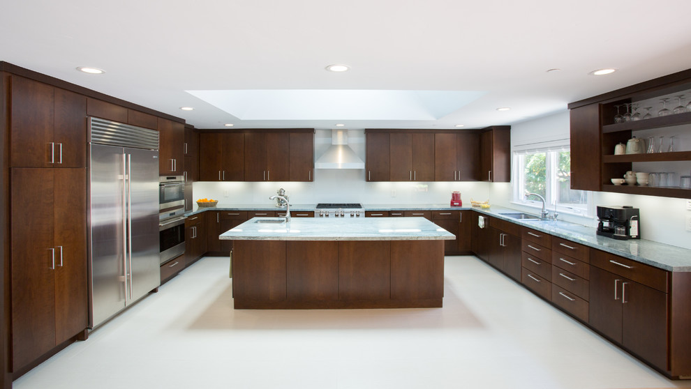Große Moderne Küche in U-Form mit Doppelwaschbecken, flächenbündigen Schrankfronten, dunklen Holzschränken, Granit-Arbeitsplatte, Küchengeräten aus Edelstahl, Keramikboden und Kücheninsel in San Francisco